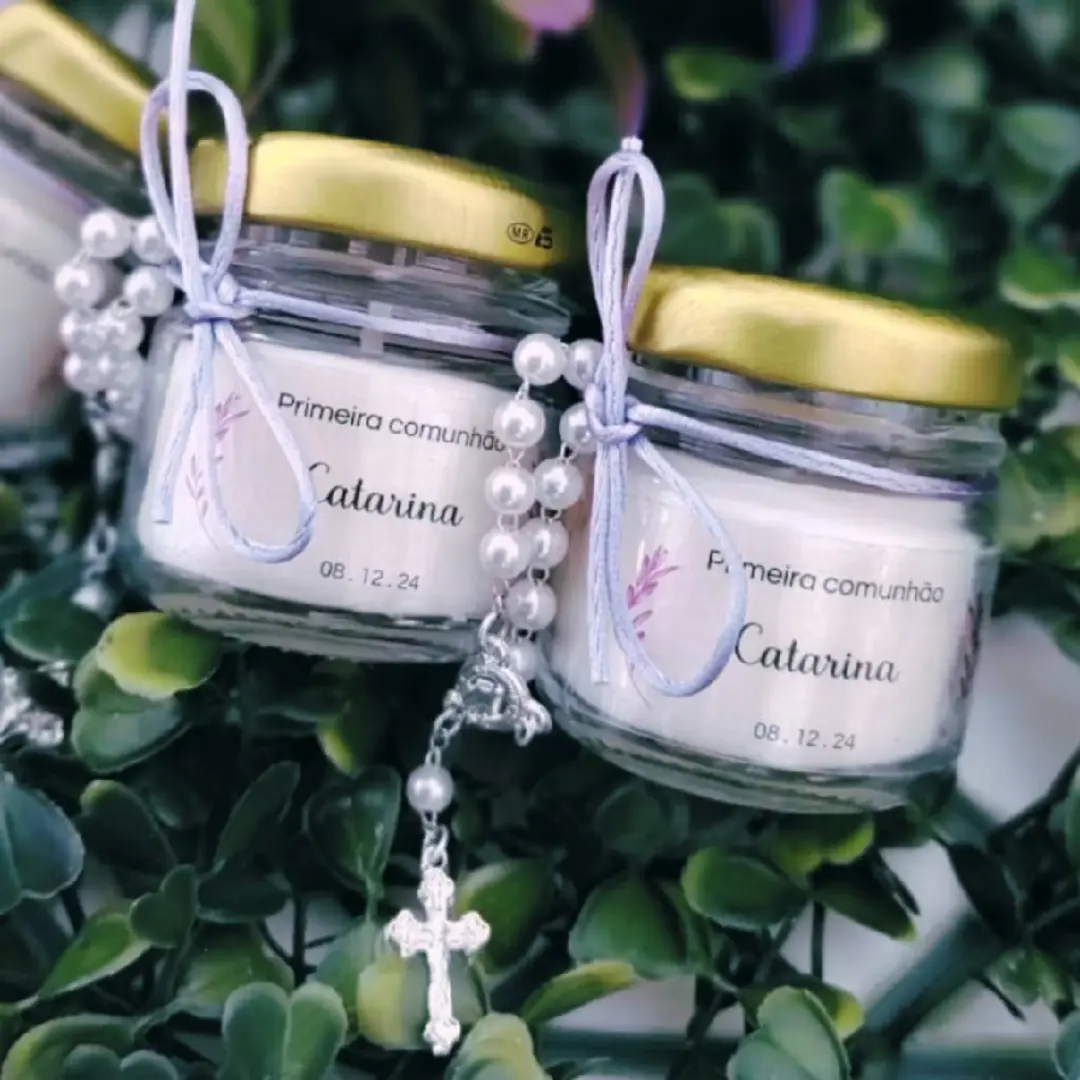Vela aromática personalizada com mini terço — batizado — foto 3