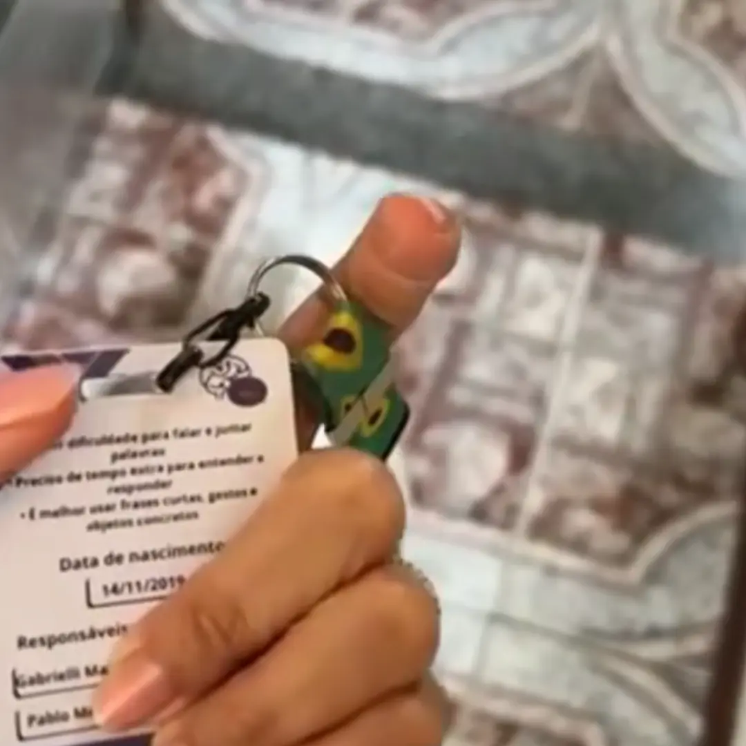 Crachá PVC personalizado com cordão — foto 2