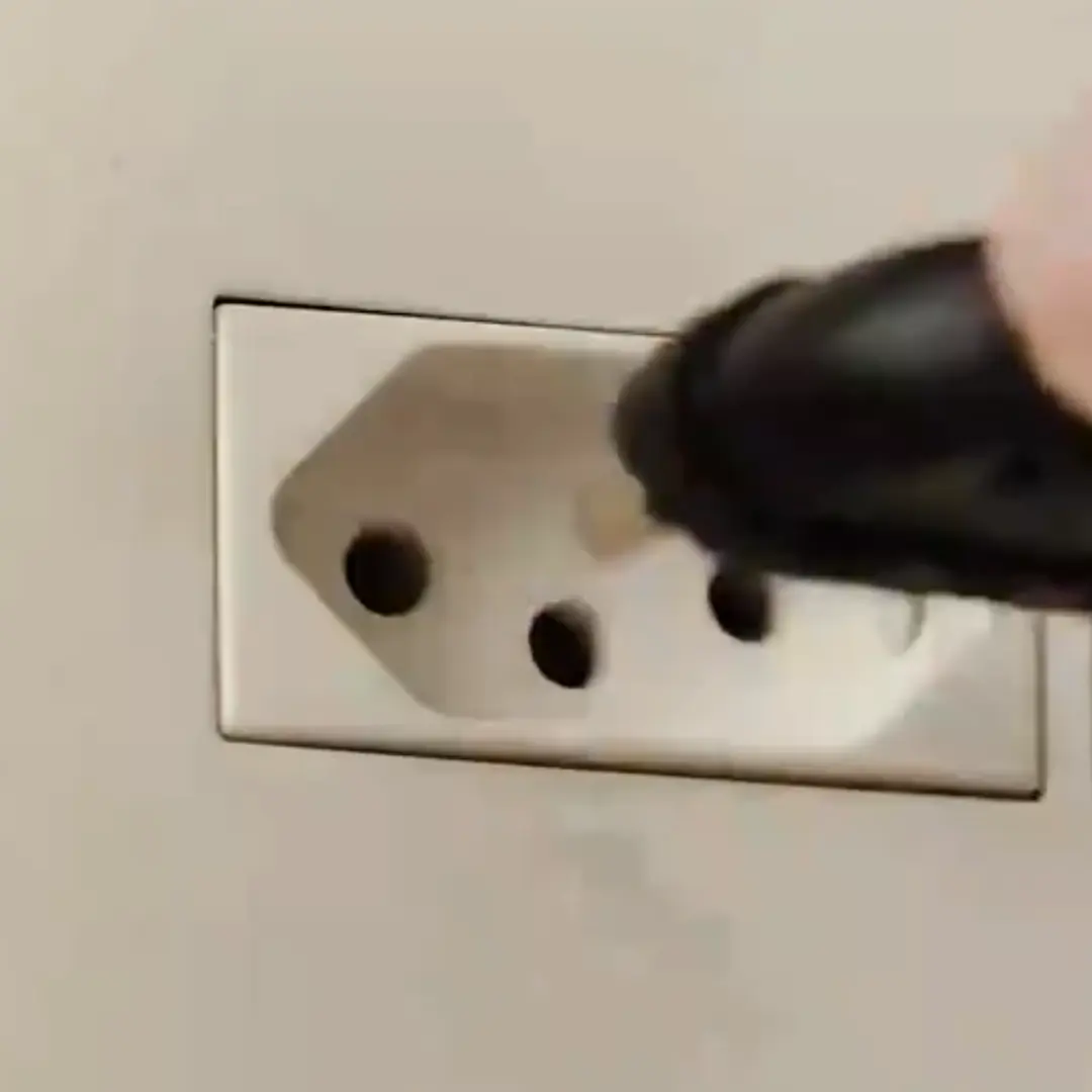 Pistola de cola quente bivolt 10 W com bastões — foto 2