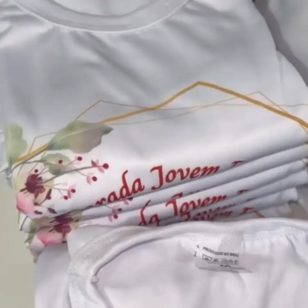 Camiseta branca personalizada com arte na frente — foto 2